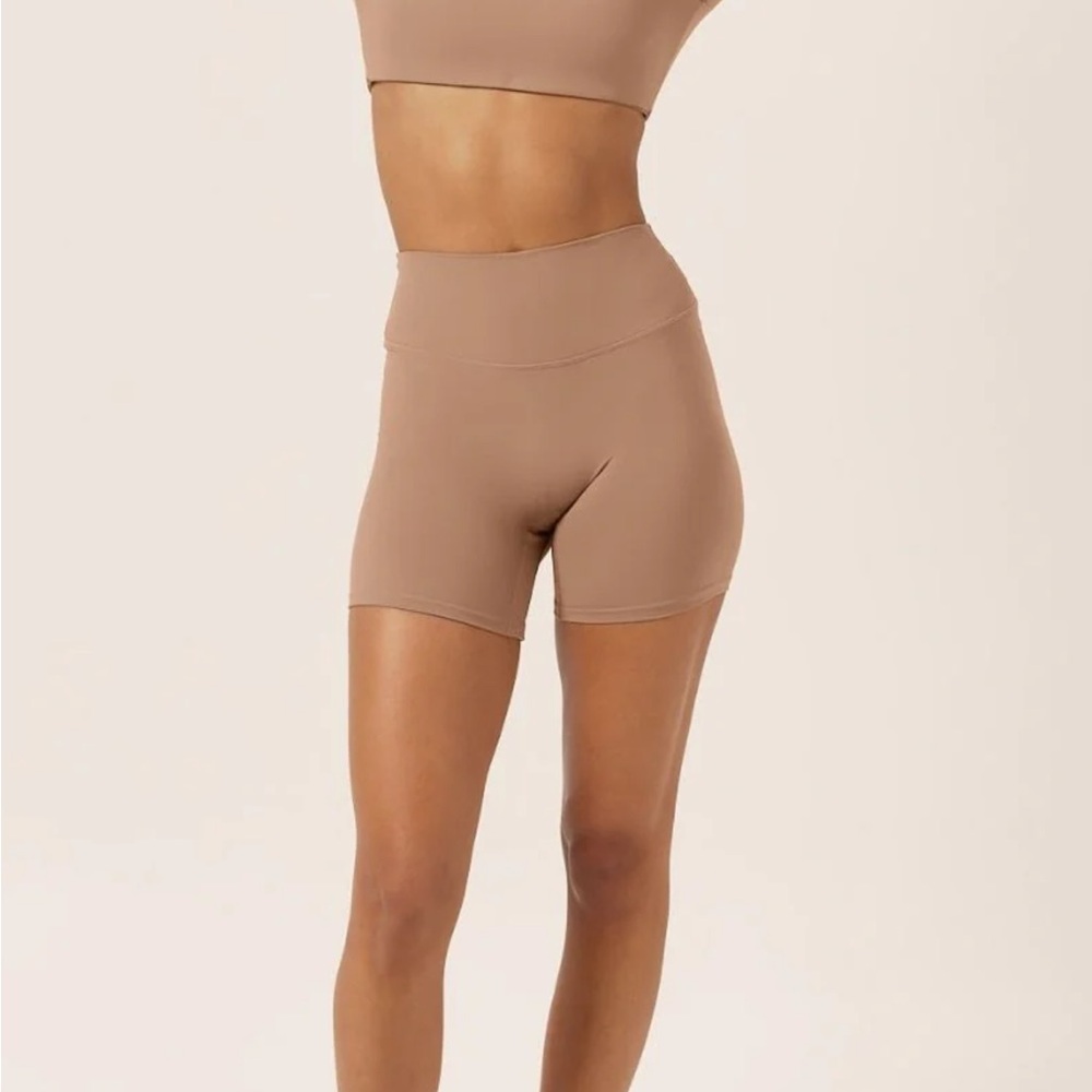 Crop shot boutique - freedom scrunch shorts 4”